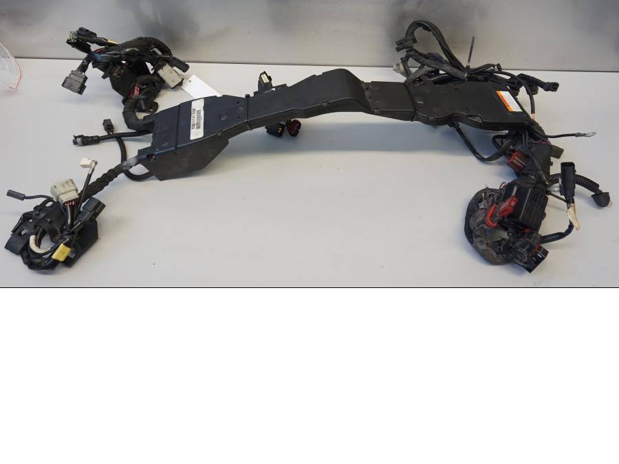 Framsidan på Kabelstam från en H-D Street Glide FLHX -2015 motorcykel.