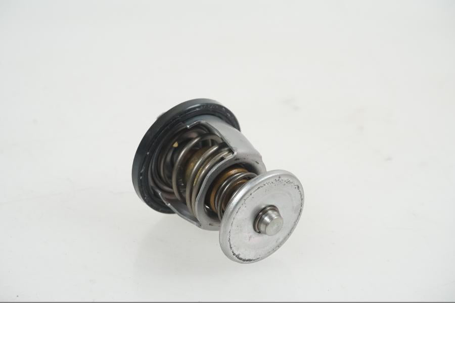 Höger sida på Vattenkyltermostat från en KTM 1290 Super Duke R -2021 motorcykel.