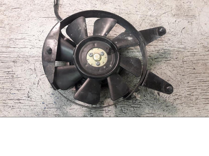 Framsidan på Vattenkylfläkt från en Yamaha FZ-S 600 -2000 motorcykel.