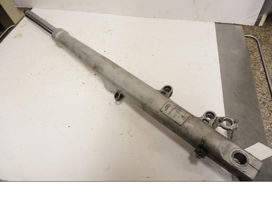 Framsidan på Gaffelben från en BMW R 1100 RT -2000 motorcykel.