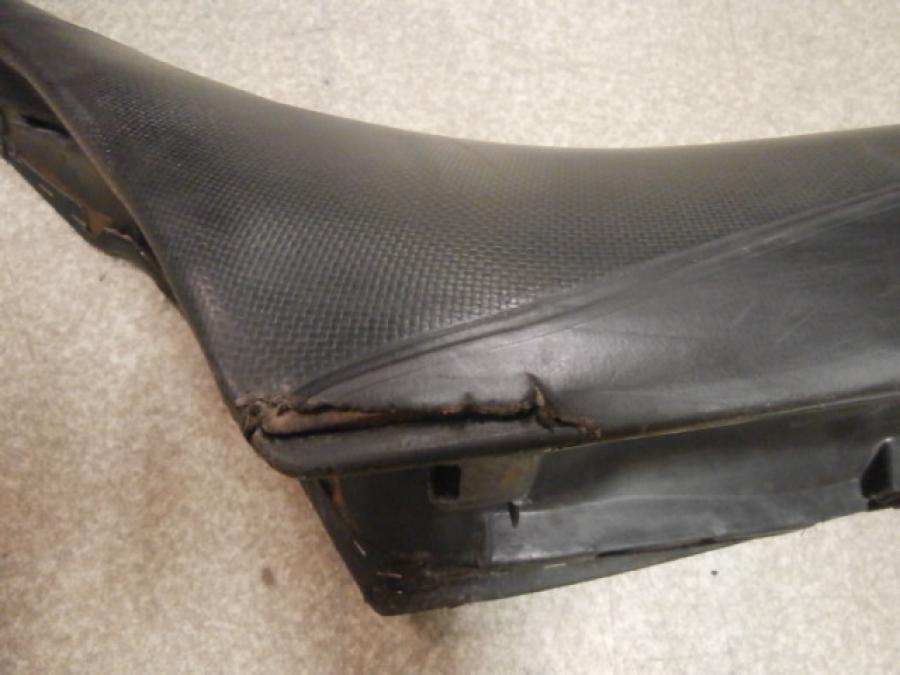 Snett uppifrån på Sadel från en KTM 640 Duke -2001 motorcykel.