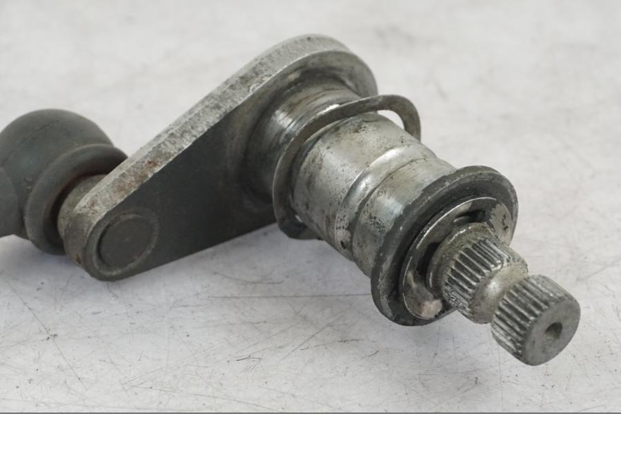 Vänster sida på Växelled från en Triumph Tiger Explorer -2013 motorcykel.