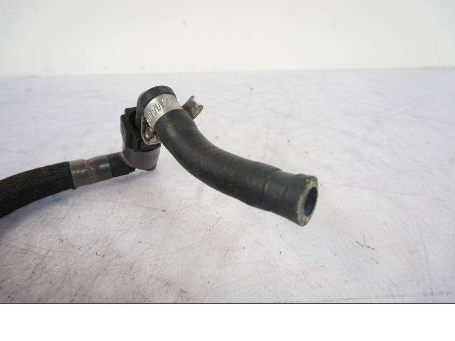 Baksidan på Bensinledning från en Kawasaki VN 1500 -2003 motorcykel.