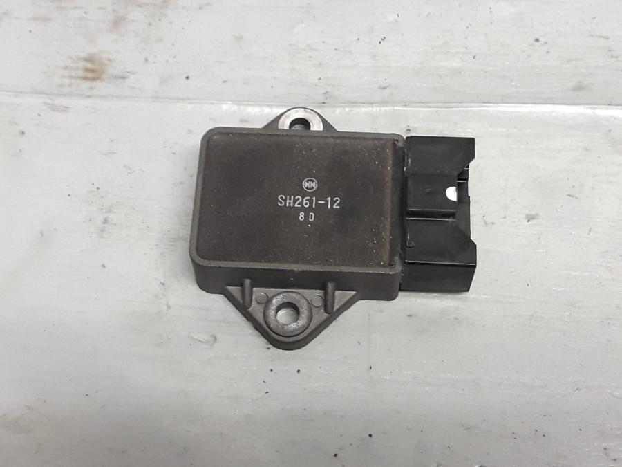 Framsidan på Likriktare från en Honda CB 750 SF -1999 motorcykel.