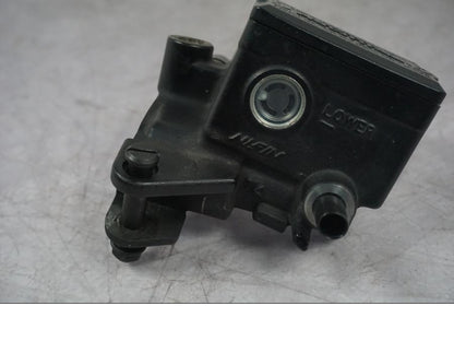 Baksidan på Bromshuvudcylinder från en Triumph Tiger Explorer -2016 motorcykel.