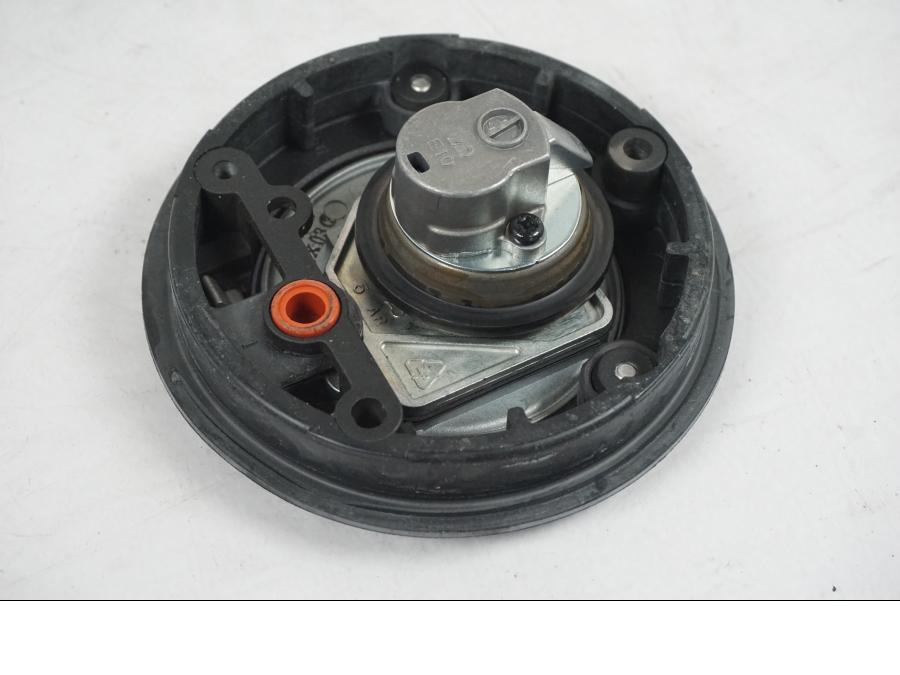 Snett nerifrån på <p>Låssats från Yamaha MT-07 2014.</p>

<p>1st nyckel (svart), tändningslås, antenn, sadellås, CDI och tanklock.</p> motorcykel.