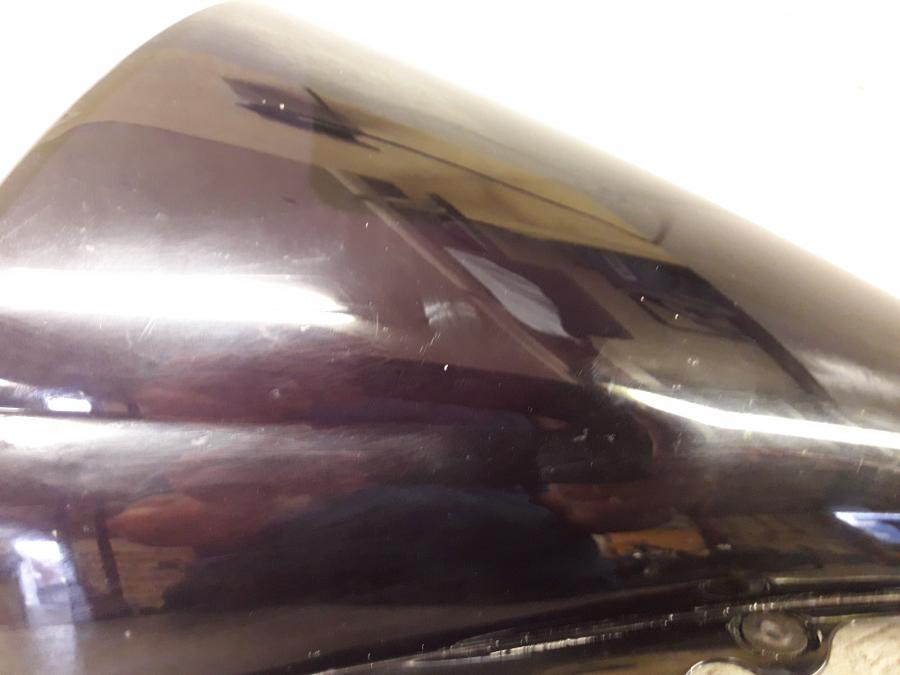 Baksidan på Vindruta från en Yamaha YZF R6 -2006 motorcykel.