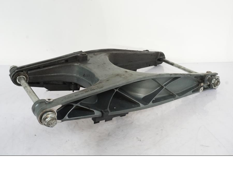 Framsidan på Sving från en KTM 125 Duke -2017 motorcykel.