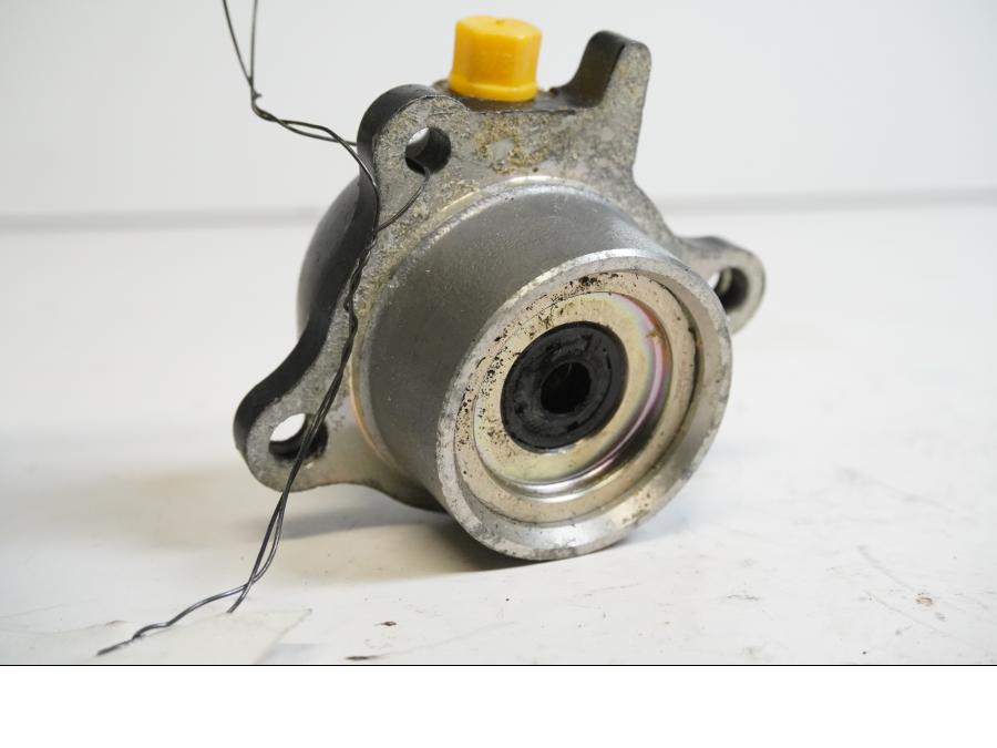 Baksidan på Kopplingslavcylinder från en Honda CBR 1000 RR -2005 motorcykel.