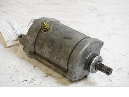 Framsidan på Startmotor från en Honda CBR 900 RR -2000 motorcykel.