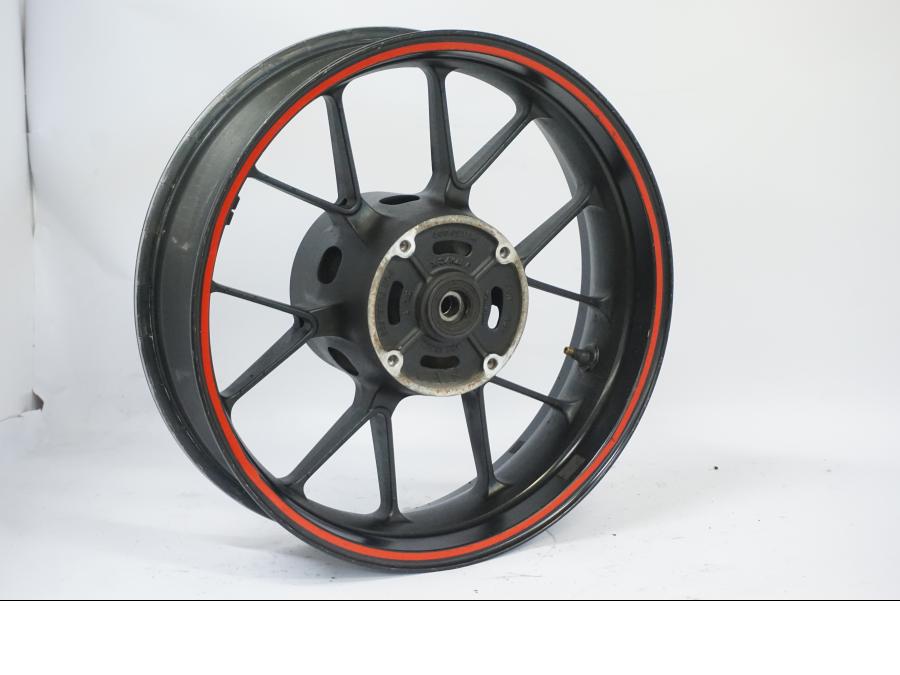 Vänster sida på Fälg från en Honda CB 500 X -2015 motorcykel.