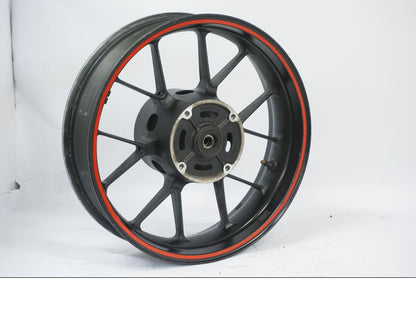 Vänster sida på Fälg från en Honda CB 500 X -2015 motorcykel.