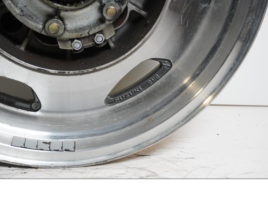 Extrabild5 på Fälg från en Suzuki VL 1500 -1998 motorcykel.