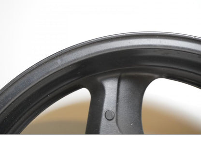 Snett uppifrån på Fälg från en Honda CB 600 Hornet -2001 motorcykel.