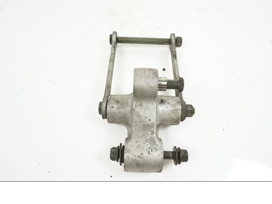 Baksidan på Stötdämparlänkage från en Yamaha XVS 1100 -2004 motorcykel.