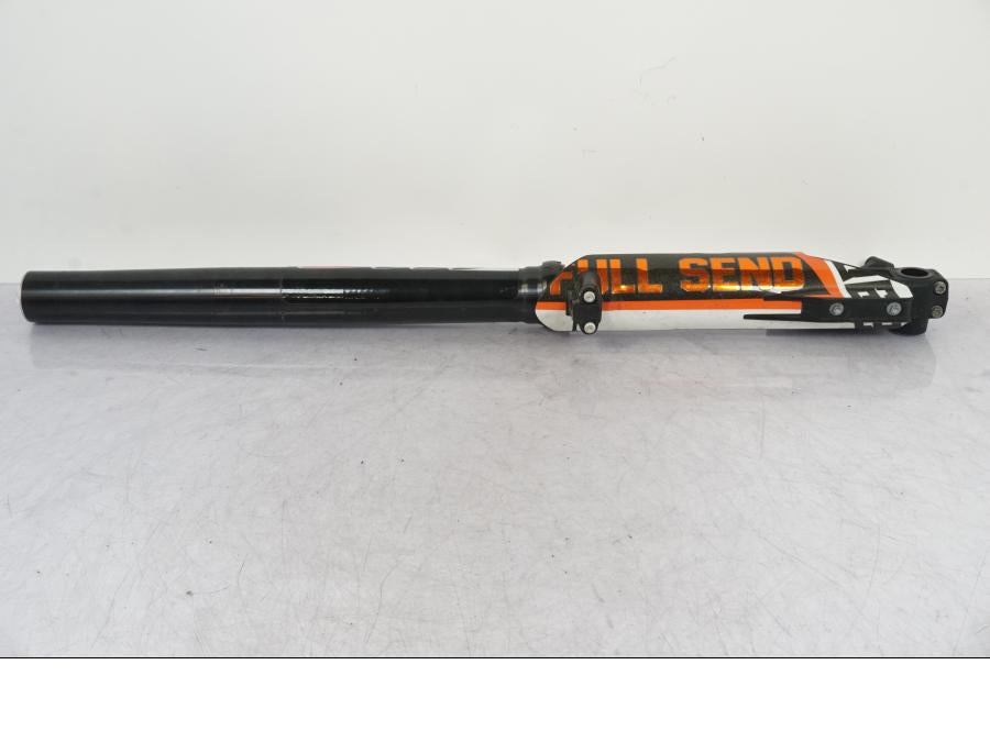 Vänster sida på Gaffelben från en KTM 690 SMCR -2020 motorcykel.