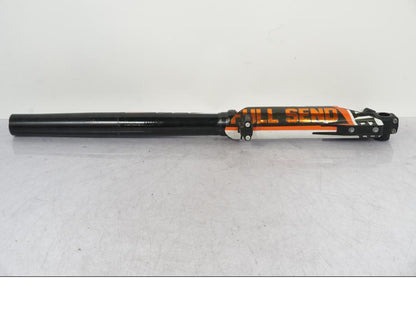 Vänster sida på Gaffelben från en KTM 690 SMCR -2020 motorcykel.