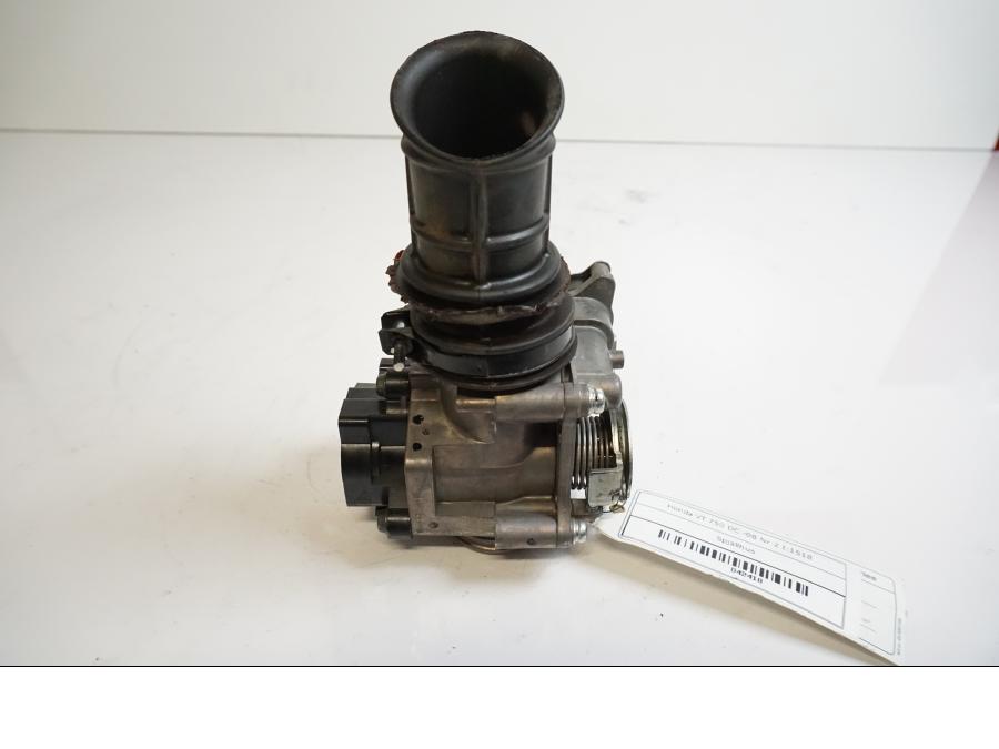 Framsidan på Spjällhus från en Honda VT 750 -2008 motorcykel.