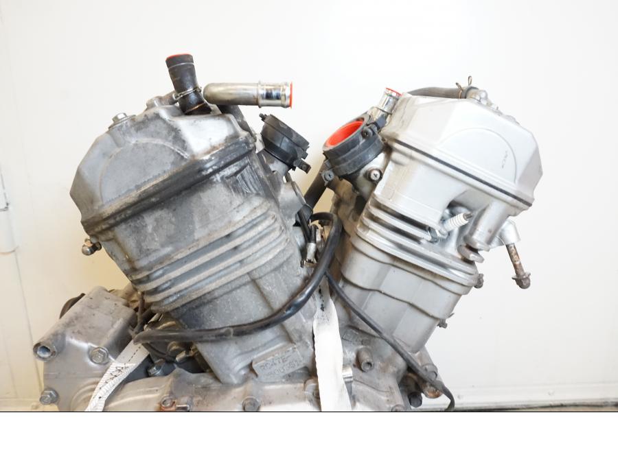 Baksidan på Motor från en Honda NT 650 V -2002 motorcykel.