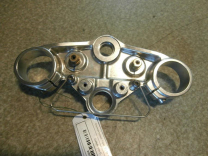 Baksidan på <p>Gaffelkrona övre från Triumph Speed Triple 2009.</p>

<p>Okej skick.</p> motorcykel.