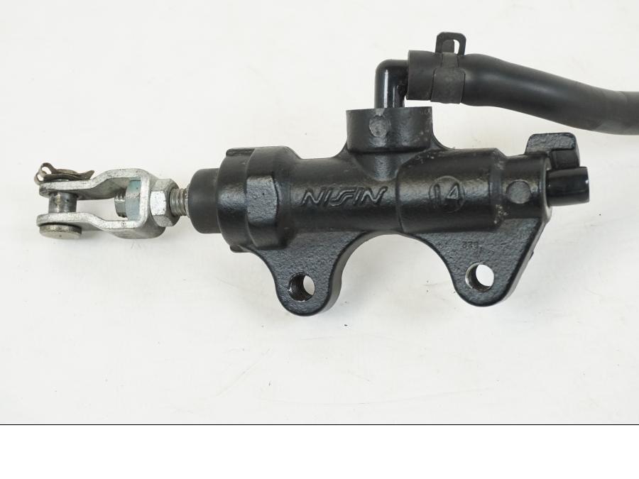 Baksidan på Bromshuvudcylinder från en Triumph Speed Triple -2008 motorcykel.