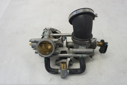 Snett uppifrån på Spjällhus från en Ducati Monster 796 -2013 motorcykel.