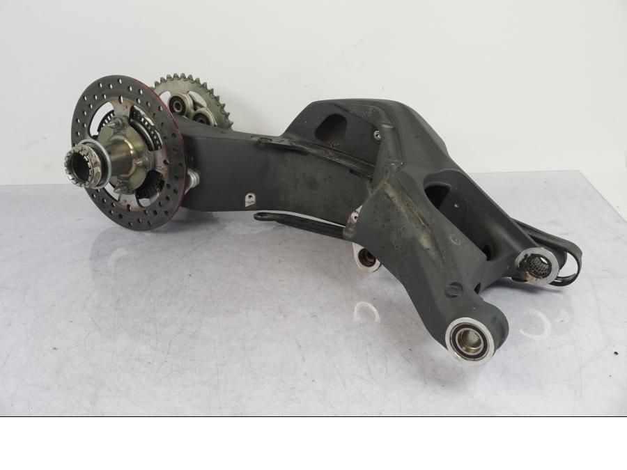 Extrabild3 på Sving från en Ducati Streetfighter V4 -2020 motorcykel.