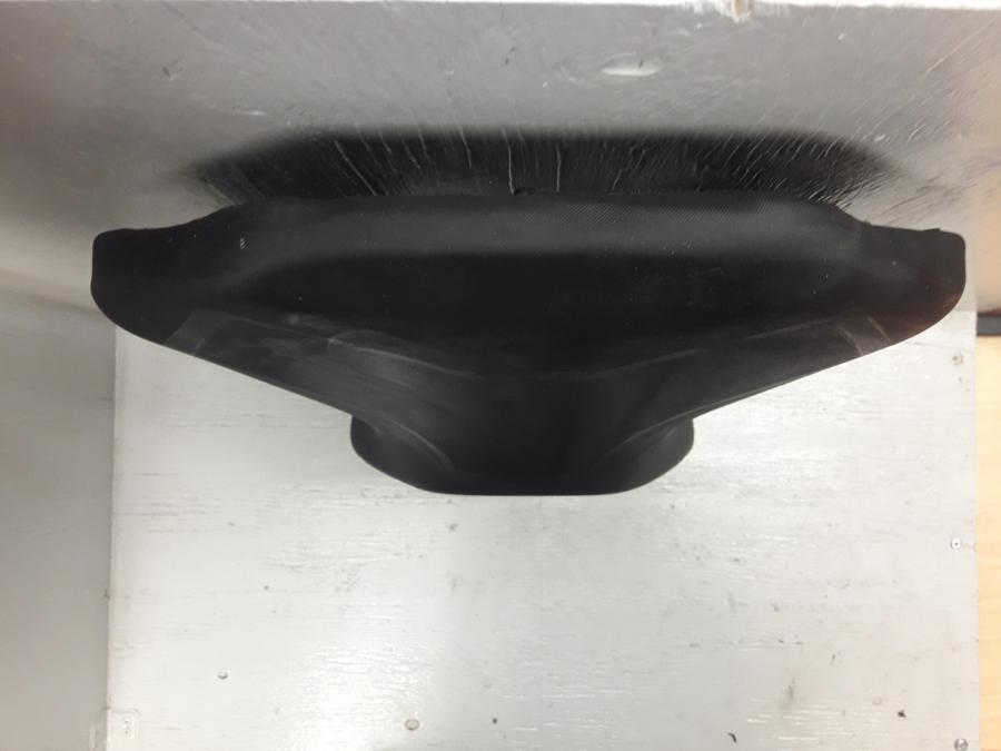 Vänster sida på Sadel från en KTM 125 Duke -2017 motorcykel.