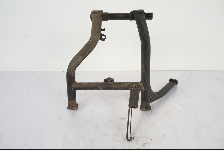 Baksidan på Centralstöd från en Honda VFR 750 -1994 motorcykel.