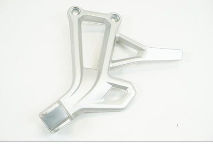 Framsidan på Fotpinnefäste från en BMW F 850 GS -2021 motorcykel.