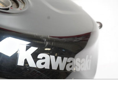 Vänster sida på Bensintank från en Kawasaki ZX-6R -1998 motorcykel.