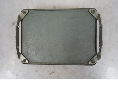 Snett nerifrån på Motronic styrenhet från en BMW R 1150 GS -2002 motorcykel.