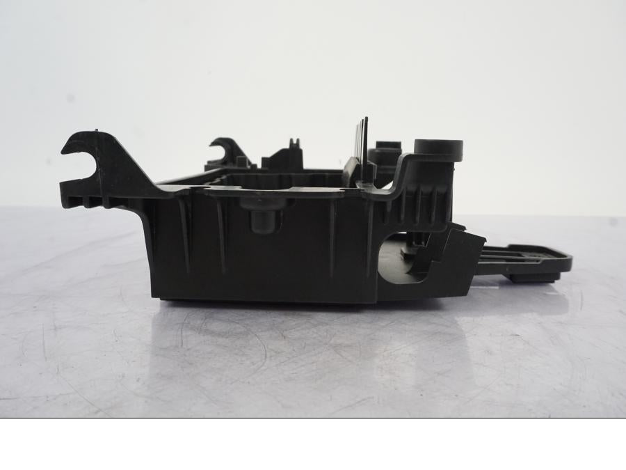 Vänster sida på Batterihållare från en KTM 790 Duke -2019 motorcykel.