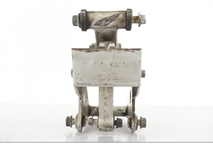 Snett uppifrån på Stötdämparlänkage från en Suzuki GSX 550 EF -1985 motorcykel.