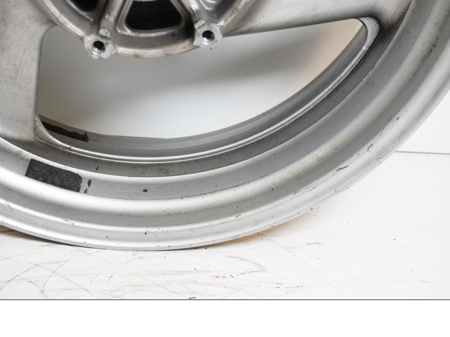 Höger sida på Fälg från en Yamaha YZF 1000 R -1999 motorcykel.