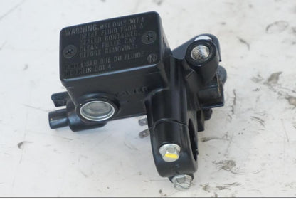 Vänster sida på Bromshuvudcylinder från en Honda SH 300 A -2011 scooter.