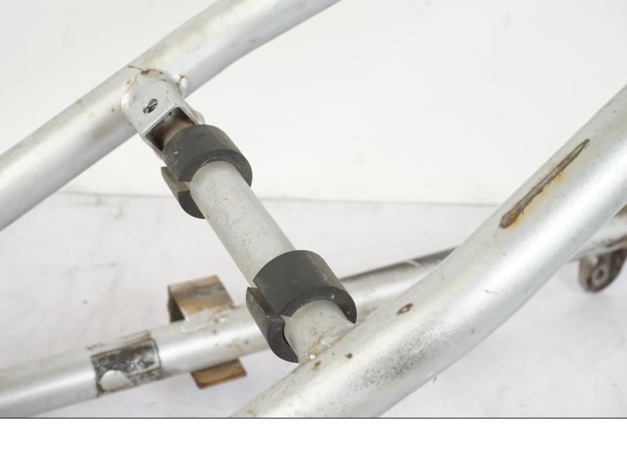 Snett nerifrån på Bakram från en Kawasaki KL 650A -1987 motorcykel.