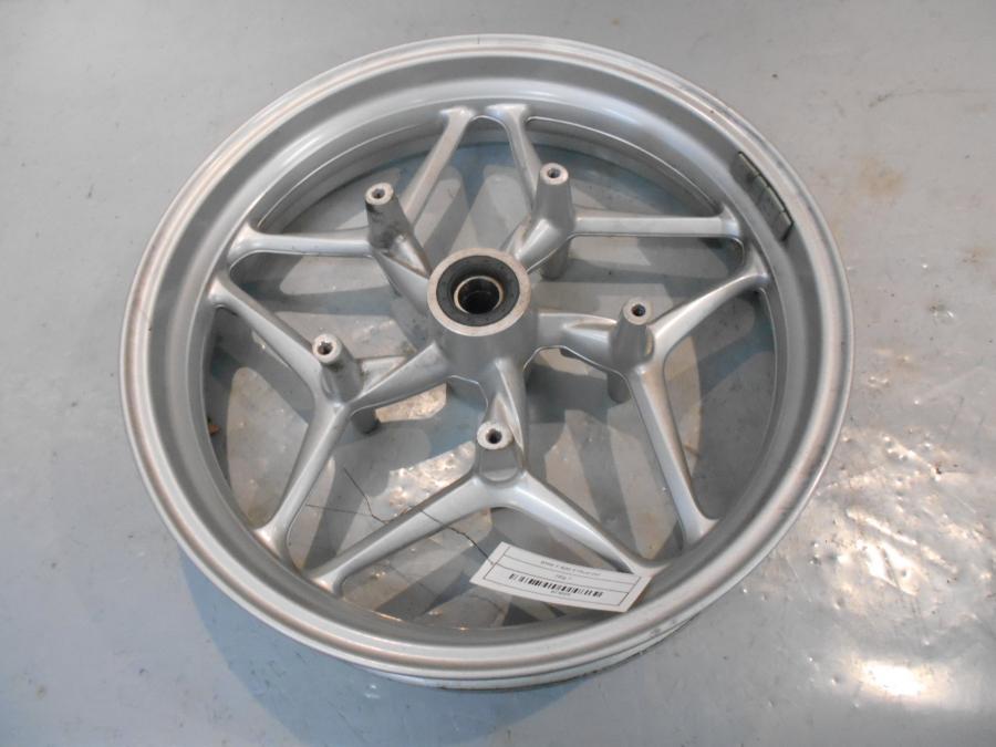 Framsidan på Fälg från en BMW F 800 ST -2009 motorcykel.