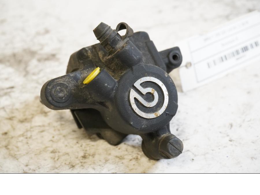 Framsidan på Bromsok från en BMW F 700 GS -2014 motorcykel.