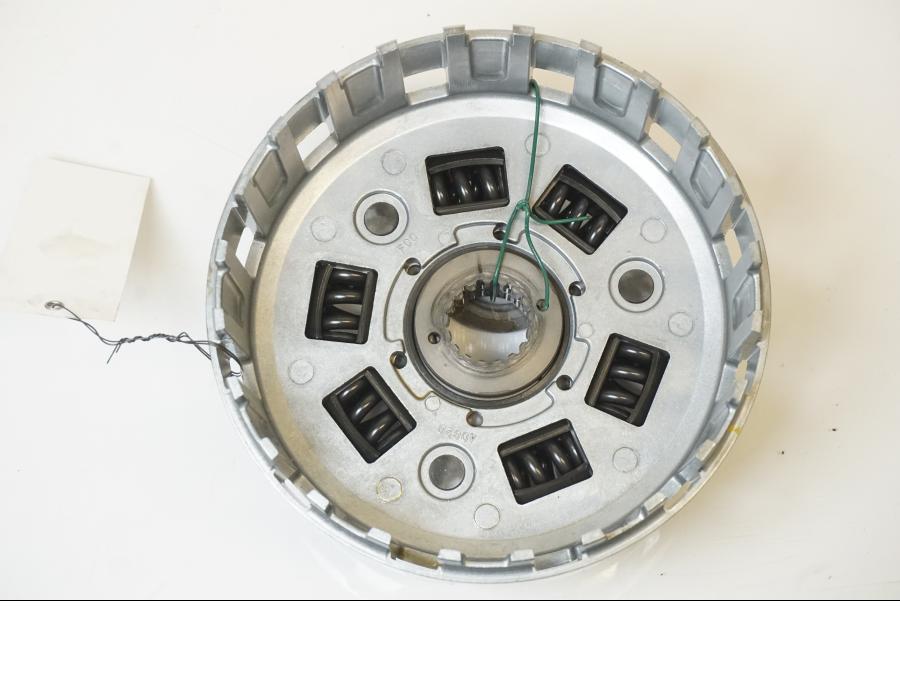 Snett uppifrån på Kopplingskorg från en KTM 1190 Adventure -2015 motorcykel.