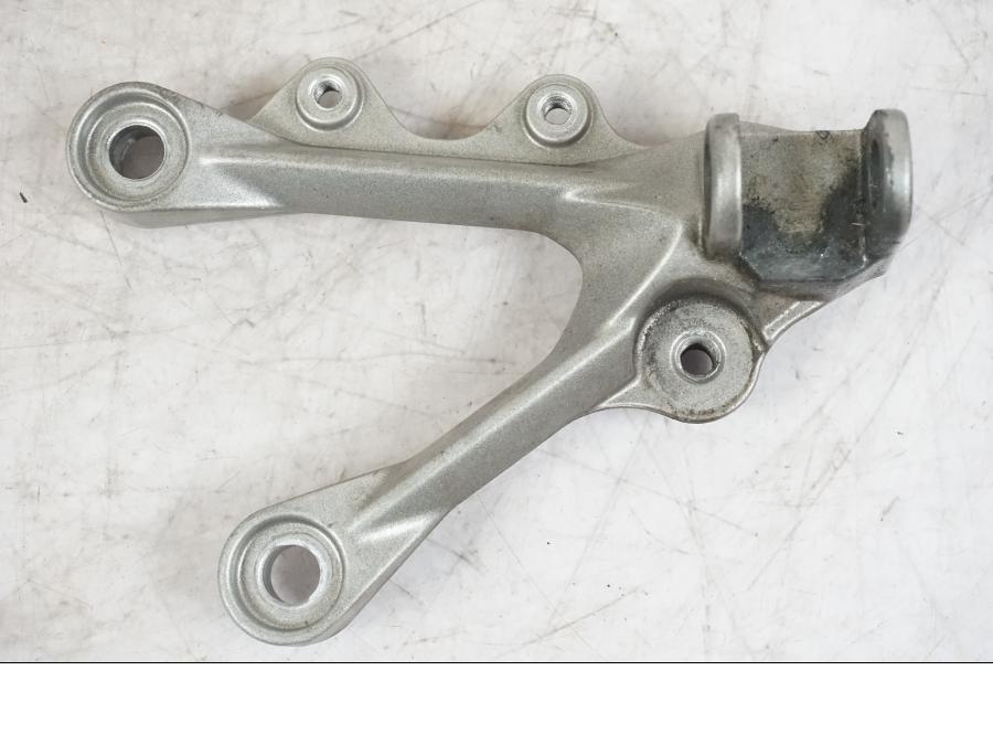 Baksidan på Fotpinnefäste från en Kawasaki ZX-6R -2006 motorcykel.