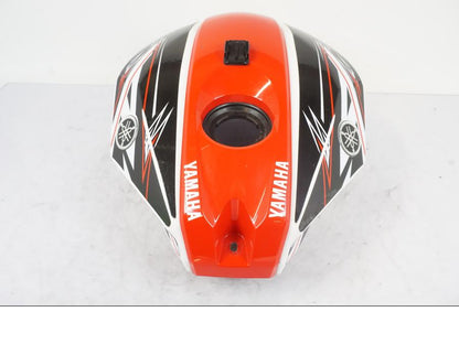 Snett uppifrån på Bensintankskåpa från en Yamaha YZF-R 125 -2008 motorcykel.