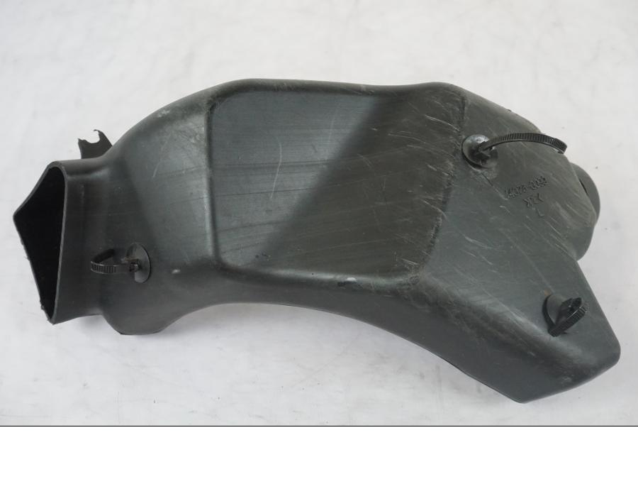 Snett nerifrån på Luftintag från en Kawasaki ZZ-R 1400 -2009 motorcykel.