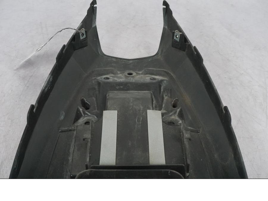 Snett uppifrån på Undertail från en Suzuki GSF 1250 -2010 motorcykel.