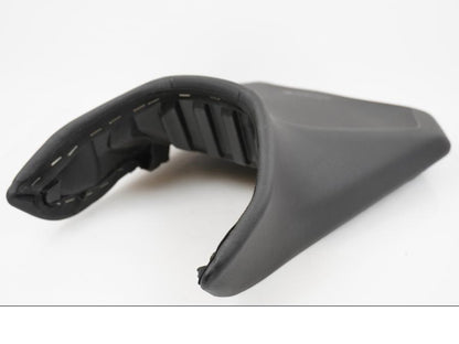 Höger sida på Sadel från en KTM 790 Duke -2018 motorcykel.