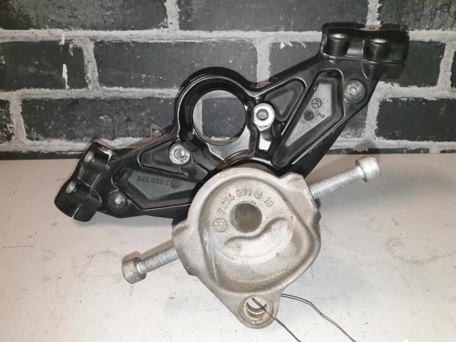 Snett uppifrån på Gaffelkrona från en BMW K 1200 S -2006 motorcykel.