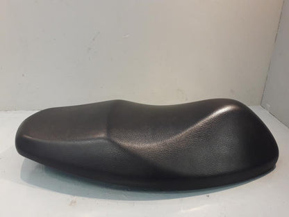 Framsidan på Sadel från en Yamaha Cygnus -2007 motorcykel.