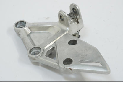 Höger sida på Fotpinnefäste från en Honda CB 650 R -2019 motorcykel.