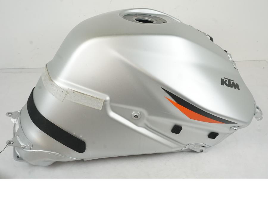 Framsidan på Bensintank från en KTM 1290 Super Duke R -2022 motorcykel.