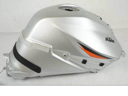 Framsidan på Bensintank från en KTM 1290 Super Duke R -2022 motorcykel.
